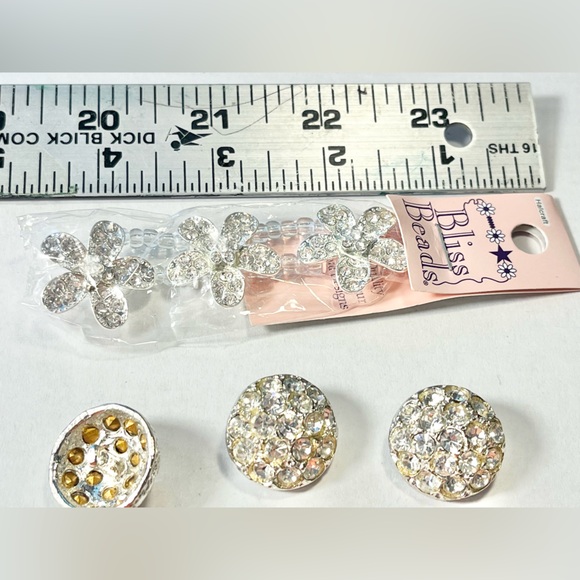 Bliss beads silver plated rhinestones flower sliders and 3 faux silver buttons - Picture 2 of 7